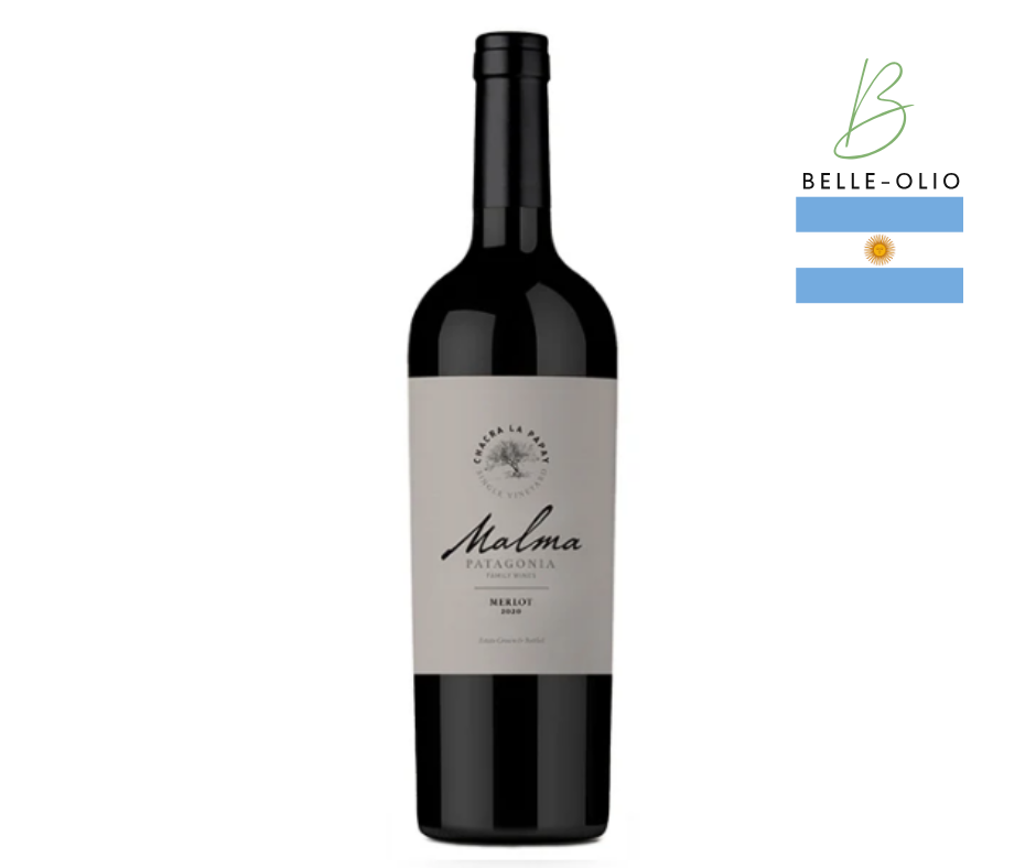 Malma Chacra La Papay Merlot - Uitgesproken en strakke Merlot uit Patagonië met een plezant aroma van pruimen en groene peper. Strak en licht pittig